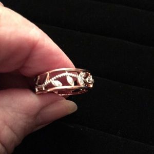 Lovely two tone floral ring